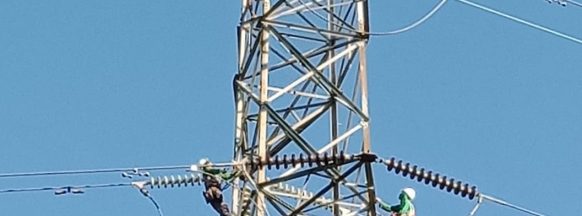 Man climbs electrical tower in Mansilingan