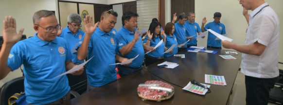 Governor leads oath-taking  for hog-raisers association