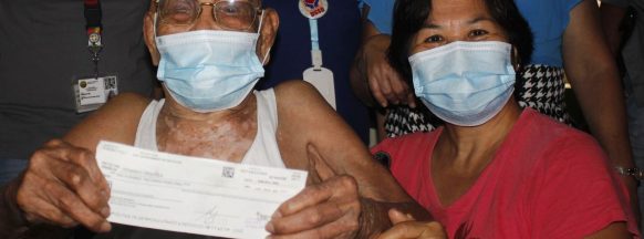 3 Bacolodnon centenarians receive cash gifts