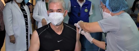 Lacson, 5 mayors receive  COVID vaccines