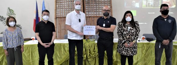 Visayas IATF chief leads distribution  of vaccination center handbook