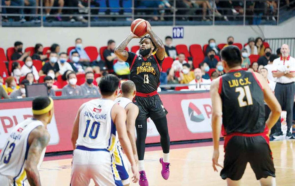 Bay Area Dragons’ Myles Powell pulls up for a basket against the defense of Magnolia Chicken Timplados Hotshots’ Paul Lee. (PBA photo)