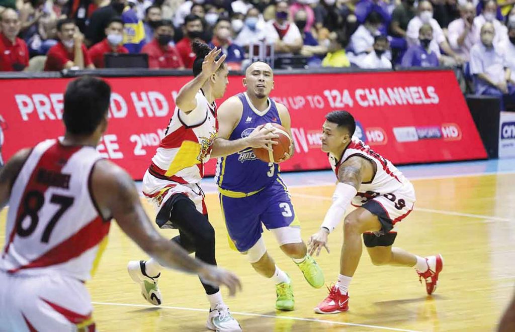 Magnolia Chicken Timplados Hotshots’ Paul Lee protects the ball while being defended by San Miguel Beermen’s Marcio Lassiter and Jericho Cruz. (PBA Media Bureau photo)