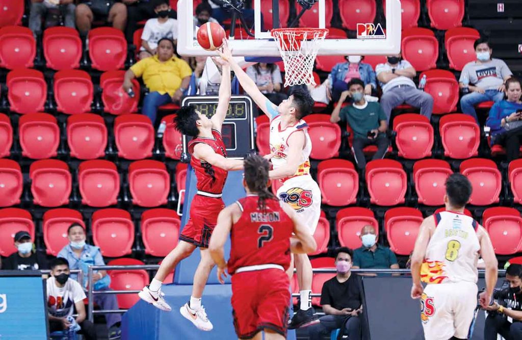 Rain or Shine Elasto Painters' Leonard Santillan blocks the shot of Blackwater Bossing's Jollo Go. (PBA photo)