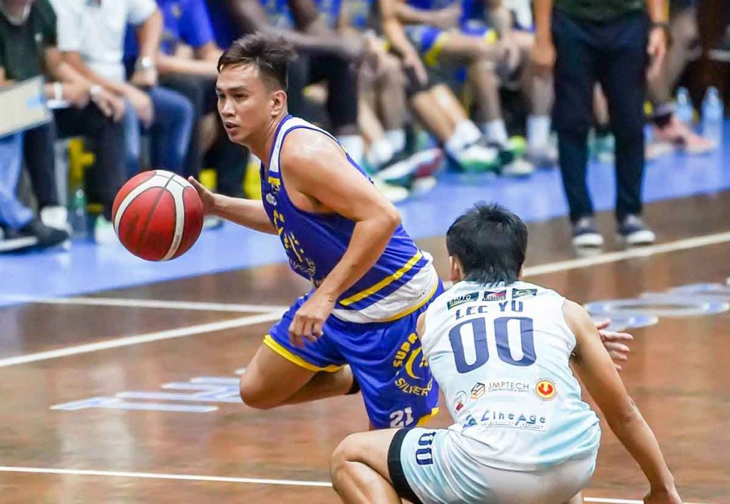 Bill Geolingo (in blue) top-scored for Supreme ABF/SilverGraces in their victory over UNO-R Red House Taiwan Shabu-Shabu over the weekend. (Photo by Alan Su)