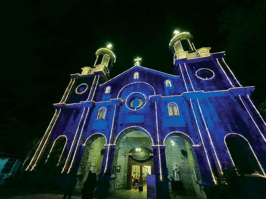 Worshippers gathered in various Catholic churches in the Diocese of Bacolod early yesterday morning, the start of the nine-day Simbang Gabi, as most of the COVID-19 restrictions have been lifted nationwide. (Aksyon Radyo-Bacolod photo)  