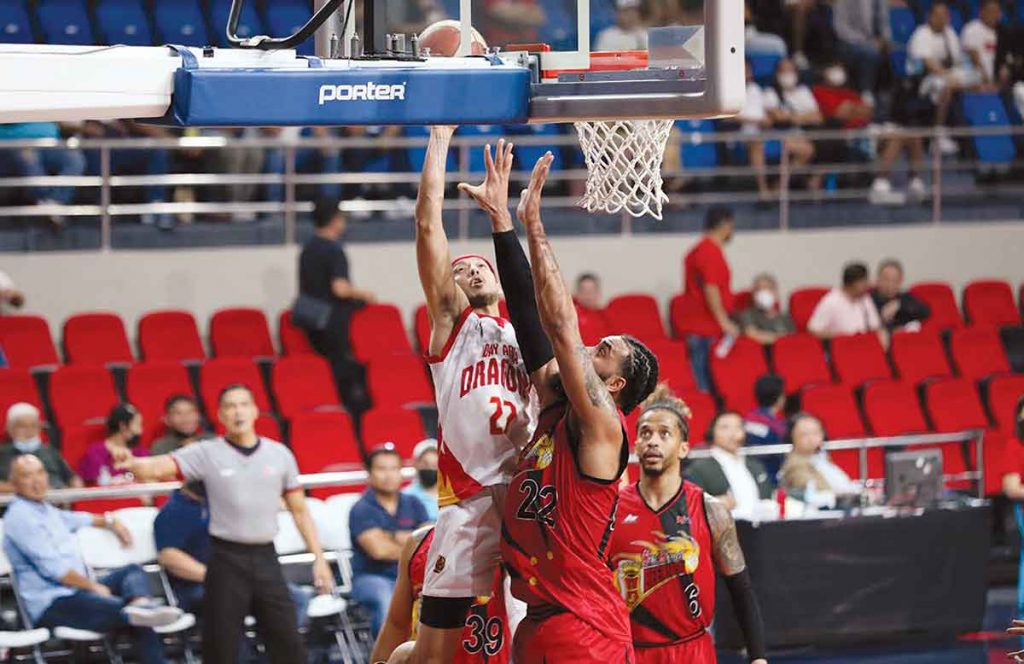 Bay Area Dragons’ Kobey Lam attacks the defense of San Miguel Beermen’s Devot Scott for a layup. (PBA photo)