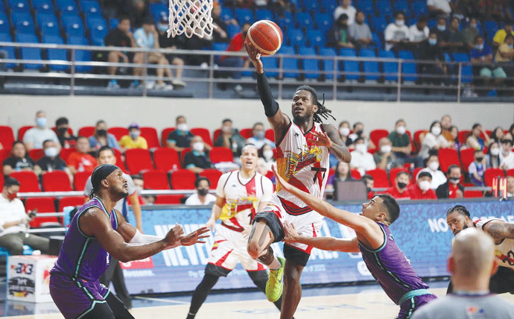 San Miguel Beermen’s Jaymar Perez attacks the defense of Converge FiberXers’ Michael Digregorio for a layup. (PBA photo)