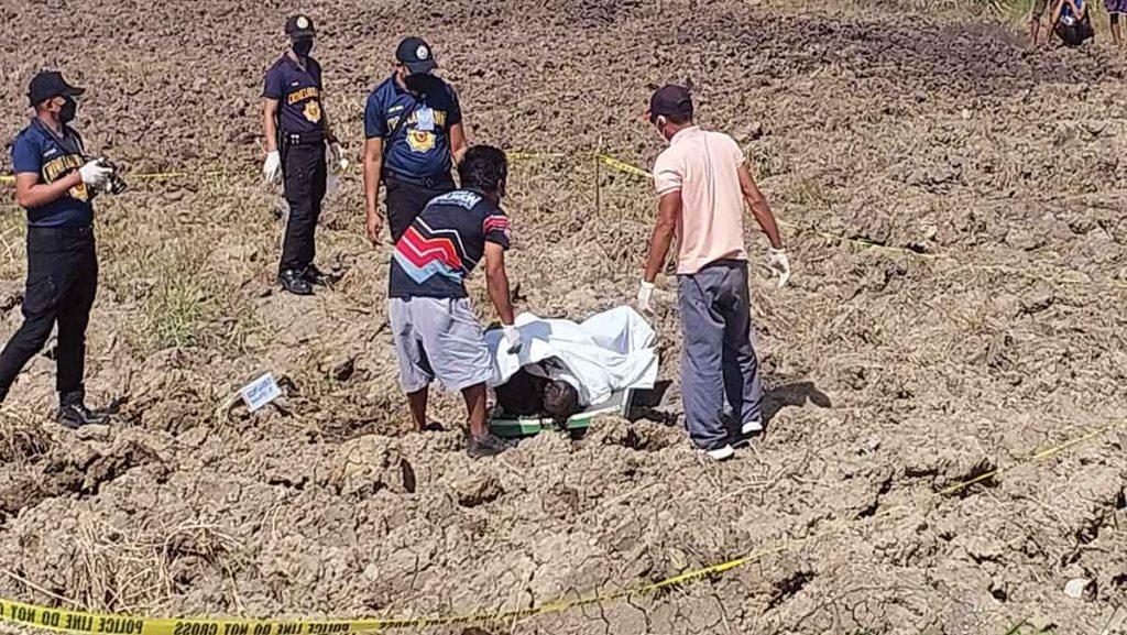 The remains of a tractor driver, believed to have been hacked to death last December 14, have been found in a shallow grave at a sugarcane field at Barangay Alianza in Negros Occidental’s Bago City on Sunday afternoon, December 18, 2022. (Aksyon Radyo-Bacolod photo)