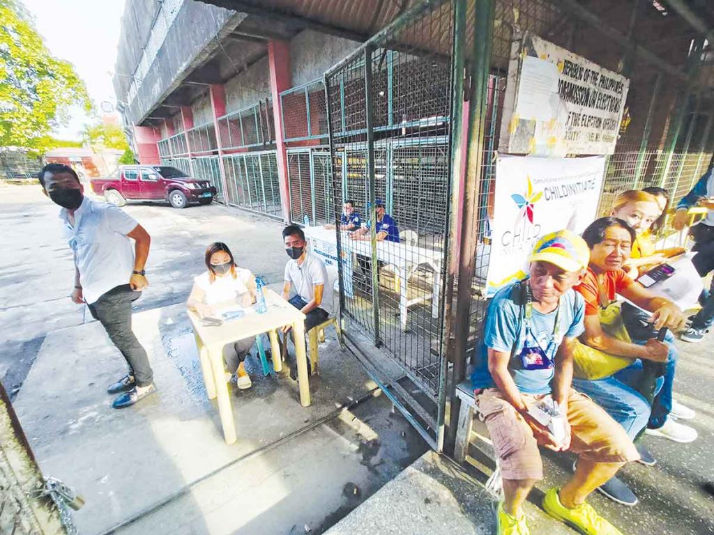 The Commission on Elections in Bacolod City says the voter registration is part of the preparations for the barangay and Sangguniang Kabataan elections next year. (Aksyon Radyo Bacolod photo)