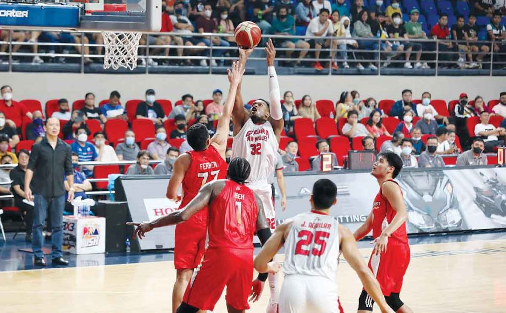 Barangay Ginebra San Miguel Kings’ Justin Brownlee pulls up for a basket against the defense of NorthPort Batang Pier’s Kevin Ferrer. (PBA photo)