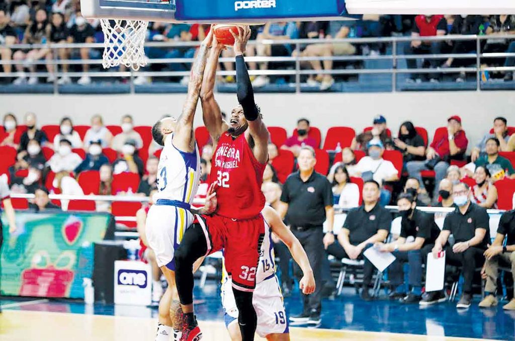 Barangay Ginebra San Miguel Kings’ Justin Brownlee attacks the defense of Magnolia Chicken Timplados Hotshots’ Calvin Abueva for a layup. (PBA photo)