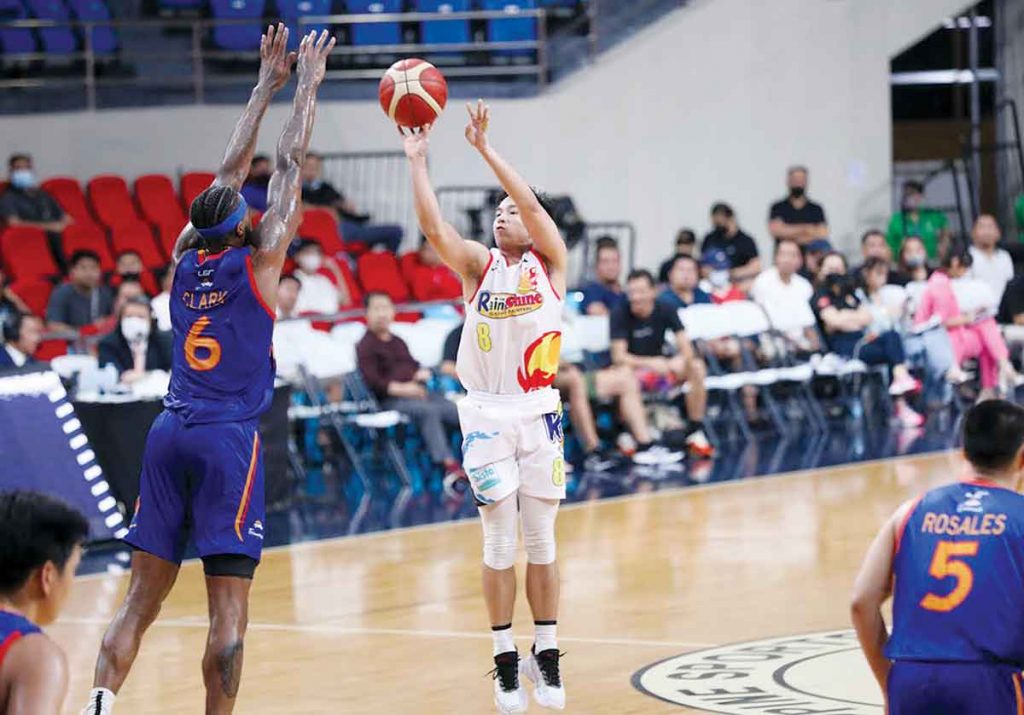 Rain or Shine Elasto Painters’ Anton Asistio pulls up for a jumper in front of the defense of NLEX Road Warriors’ Earl Clark. (PBA photo)