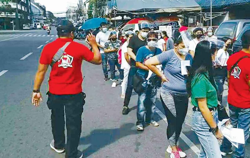 Voter registrants flock to the office of the Commission on Elections in Bacolod City in this file photo. The holiday festivities are being blamed as the reason behind the low turnout of new voter registrants in Negros Occidental which began last December 12, 2022. (Task Force Disiplina photo)