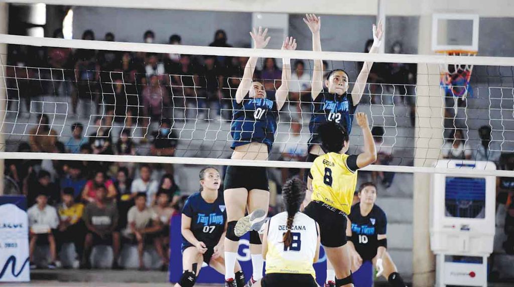 Bacolod Tay Tung High School Thunderbolts’ Katherine Shaine Cortez and Jihan Chuatico attempt a double-wall block. (Photo courtesy of Stephen Tan)