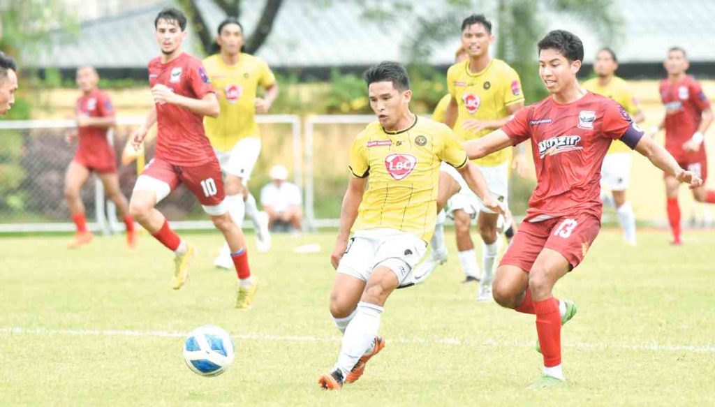 Kaya Futbol Club-Iloilo’s Jan Jesus Melliza tries to chase the ball in the Philippines Football League on Sunday, February 19. (PFL photo)