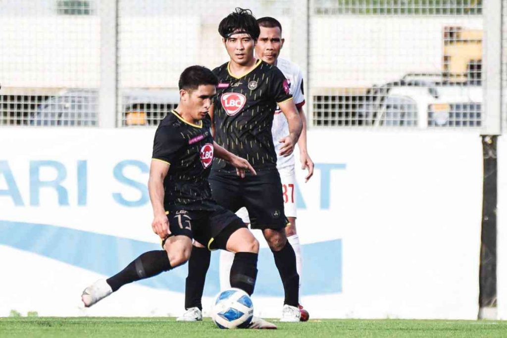 Ilonggo Jhan Jesus Melliza of Kaya Futbol Club-Iloilo prepares to kick the ball. (PFL photo)