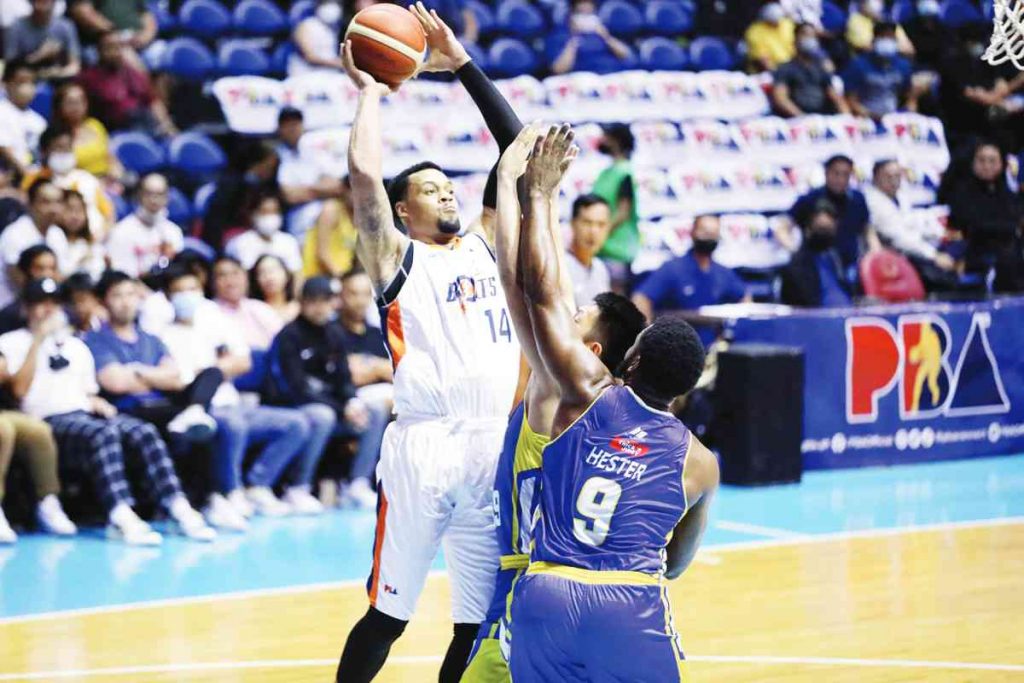 Meralco Bolts' KJ McDaniels attempts a shot against two Magnolia Chicken Timplados Hotshots' defenders. (PBA photo)