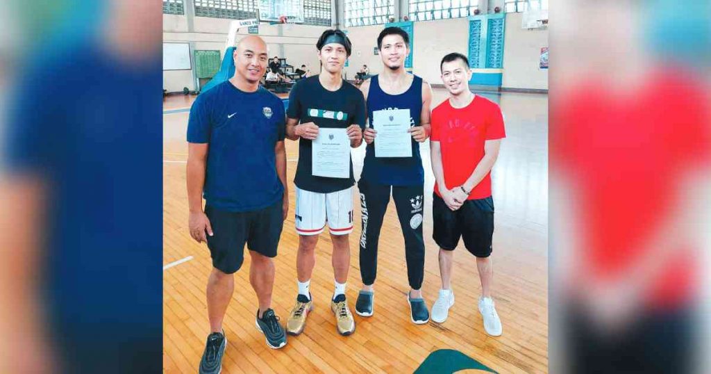 Ilonggo Jhon Rey Sumido and Ralf Olivarez signed their contracts with Iloilo United Royals yesterday. (Jay Javelosa photo)