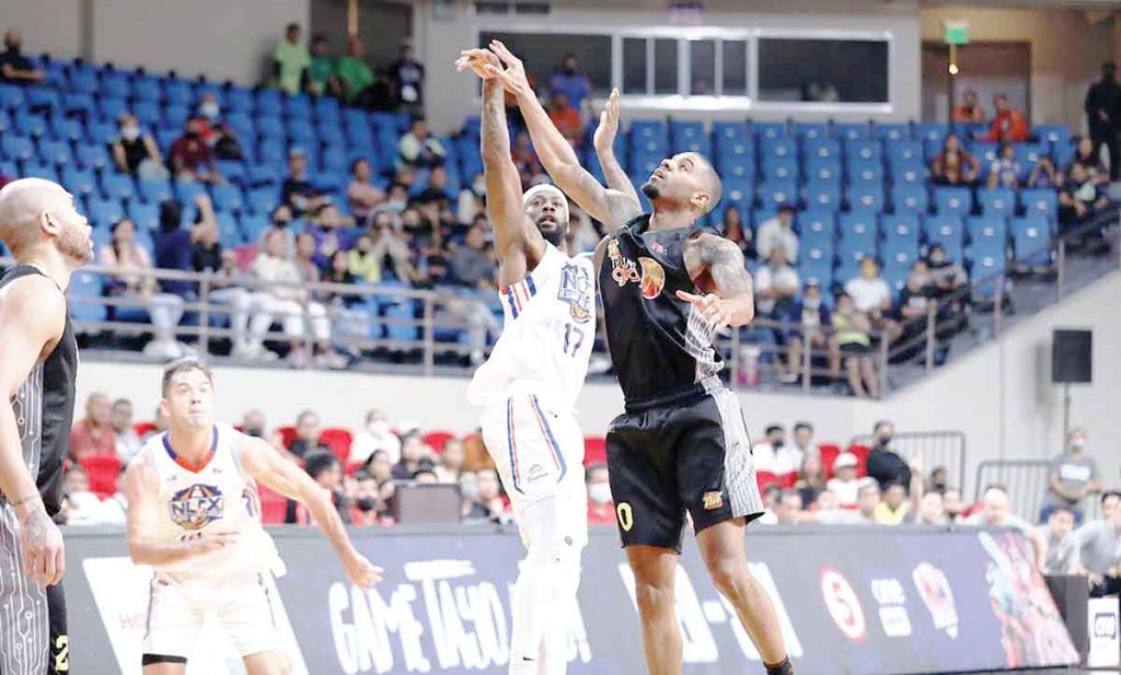 NLEX Road Warriors’ Jonathon Simmons shoots over the defense of TNT Tropang Giga’s Jalen Hudson. (PBA photo)