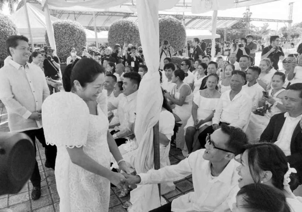 First Lady Liza Araneta-Marcos congratulates a newly-wed during the mass ceremony for 2,023 couples at the Bacolod City Government Center on Saturday afternoon, March 11, 2023. In her message, Araneta-Marcos shared continuous courtship, respect and care for each other as her personal formula for her 30-year union with President Ferdinand Marcos, Jr. (Bacolod City Tourism Office photo)