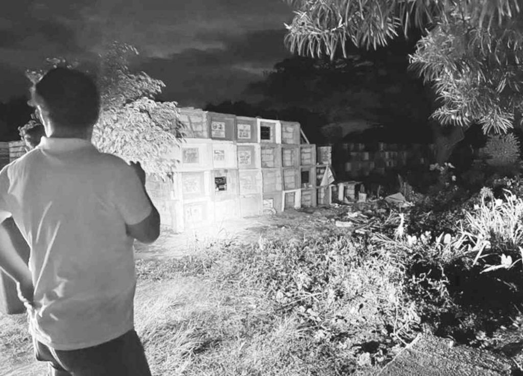 Bacolod City Mayor Alfredo Benitez conducted a spot inspection at the Handumanan public cemetery on Saturday night, March 18, 2023. He found out that the cemetery had become a medical waste disposal site of the City Health Office. (Bacolod PIO photo)