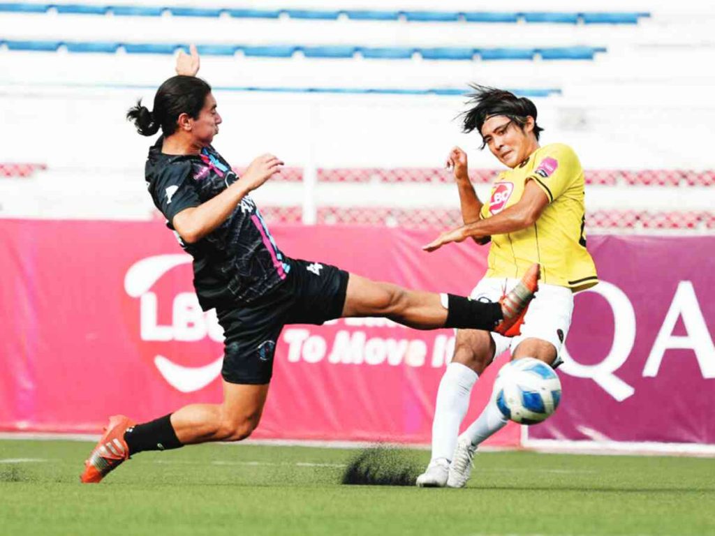 Kaya Futbol Club-Iloilo’s Daizo Horikoshi attempts to block the shot of a Maharlika Manila Football Club player. (Kaya-Iloilo photo)