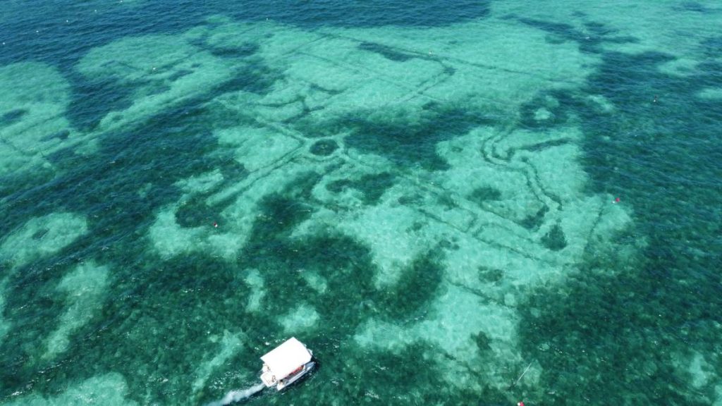 The 1.3-hectare Giant Clam Village on Lakawon Island in Negros Occidental’s Cadiz City is the home of more than 2,000 of at least four species of giant clams raised for more than two years. Inset photo shows one of the giant clams in the G.C. Ville. (Bilis Cadiz Ugyon Cadiznon photos)