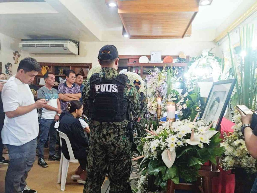 Security personnel are keeping a close watch as the remains of Negros Oriental Governor Roel Degamo have been brought to his house in Dumaguete City’s Barangay Bajumpandan. Degamo was killed when six gunmen attacked his residential compound in Pamplona town’s Barangay San Isidro on Saturday, March 4, 2023. (GMA Regional TV photo)