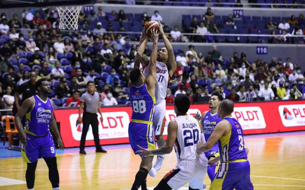 Meralco Bolts Chris Newsome shoots over the defense of Magnolia Chicken Timplados Hotshots’ Russel Escoto. (PBA photo)