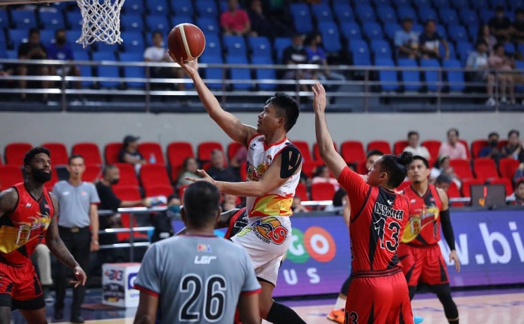 James Yap feels that he can still play for Rain or Shine if they give him another contJames Yap feels that he can still play for Rain or Shine if they give him another contract. (PBA photo)ract. (PBA photo)