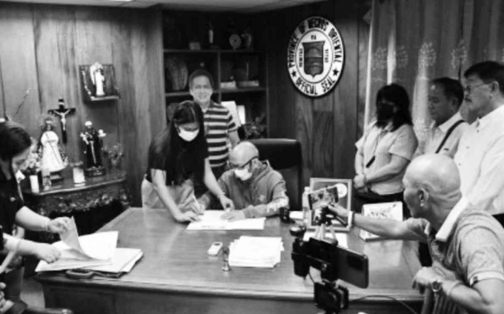 Governor Jorge "Guido" Reyes, the new governor of Negros Oriental, signs documents on Monday, March 13, 2023, when he first physically reported for work at the Capitol. Reyes, who is battling a serious illness, was sworn into office following the gun slay of Governor Roel Degamo last March 4. (Negros Oriental Capitol PIO photo)