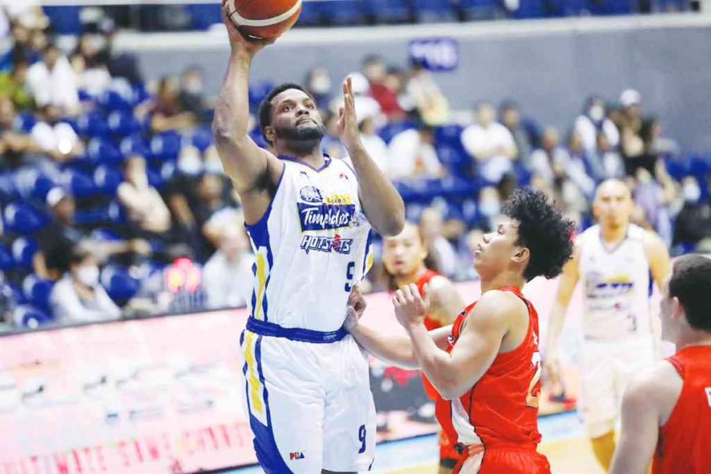 Magnolia Chicken Timplados Hotshots’ Antonio Hester attempts a one-hander over the defense of NorthPort Batang Pier’s John Michael Calma. (PBA photo)