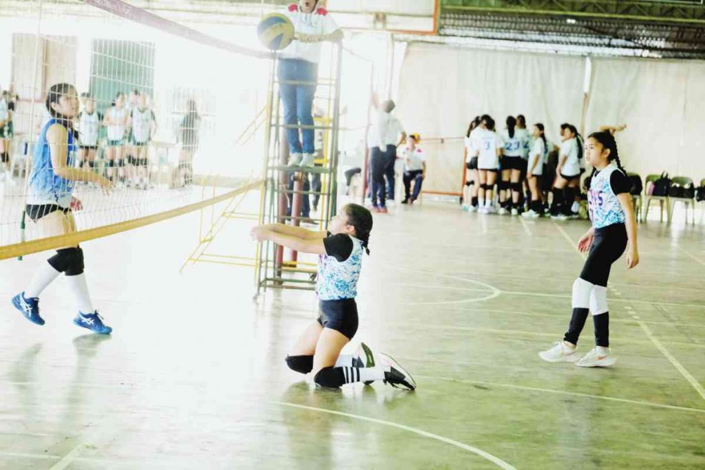 A member of St. John’s Institute 10-under team successfully dugs the ball during their match in the NOPSSCEA Season 42 tournament. (Stephen Tan photo)