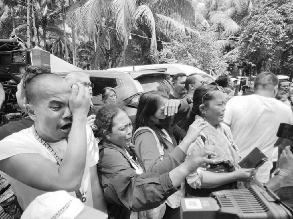 Negros Occidental Governor Roel Degamo’s supporters shed tears during the late governor’s funeral procession in Siaton town yesterday afternoon, March 16, 2023. (Governor Roel Ragay Degamo Facebook photo)