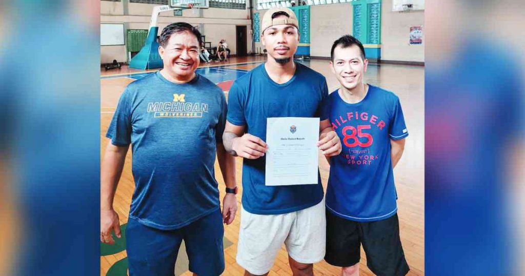 Ilonggo center Omar Larupay (center) signs his contract in the presence of Iloilo United Royals founder JJ Javelosa (left) and head coach Manu Iñigo. (Jay Javelosa photo)