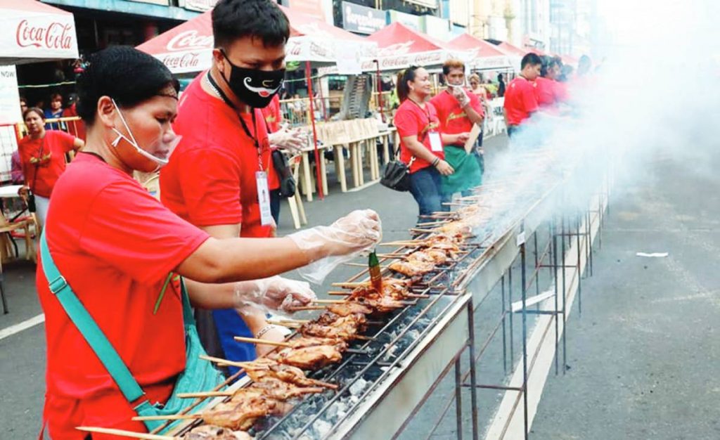 Bacolodnons grilled around 3,000 chicken thighs during the first Chicken Inasal Festival of Bacolod City in 2018. The city will once again celebrate the festival from May 26 to 28, 2023, after the three-year hiatus brought by the COVID-19 pandemic. (Vmelcidfamiliaran photo) 