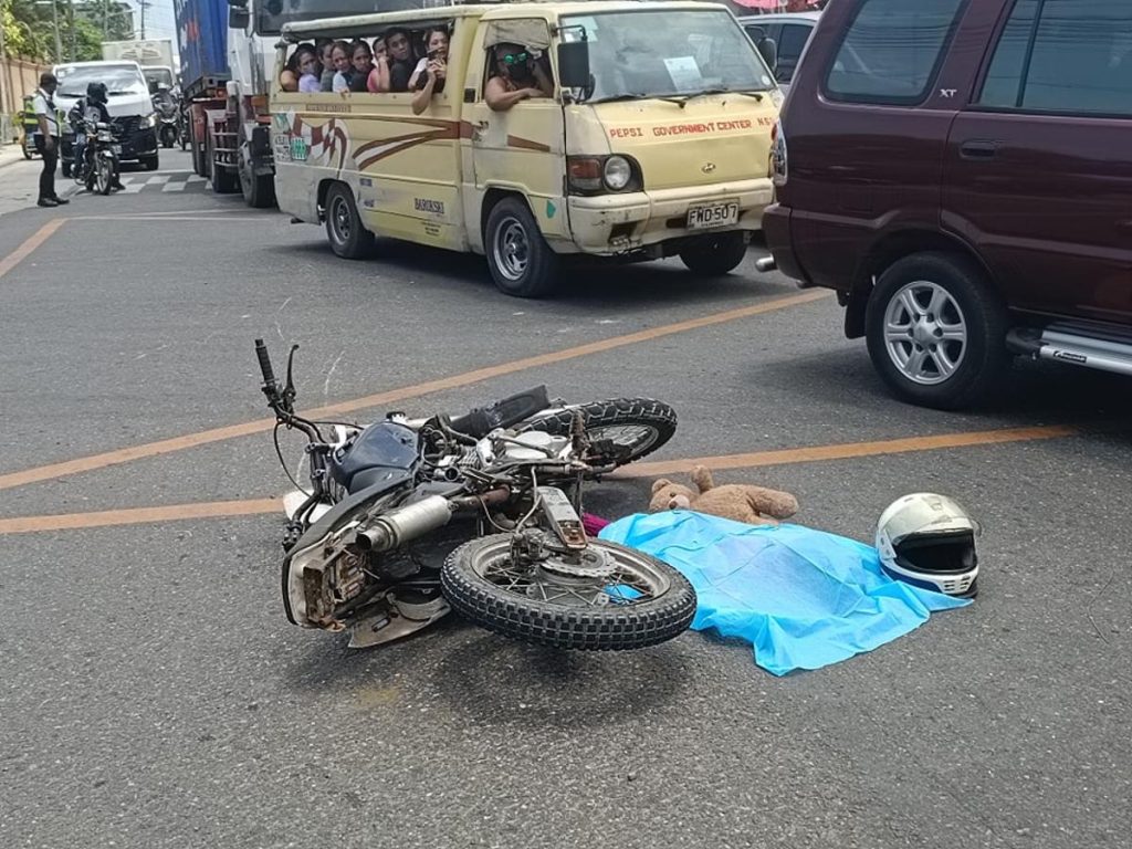 A stuffed toy was left by a three-year-old girl who died after a truck hit the motorcycle she was riding along Circumferential Road in Bacolod City’s Barangay Villamonte yesterday morning, April 18, 2023. Story on page 2. (RMN dyHB Bacolod photo) 