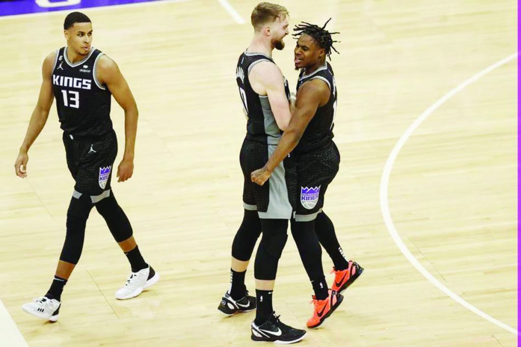 Sacramento Kings guard Davion Mitchell (right) is greeted by forward Domantas Sabonis after dunking against the Golden State Warriors in the first quarter of Game 2 of the NBA Western Conference at Golden 1 Center in Sacramento, California on Monday, April 17, 2023. (John Mabanglo/EPA-EFE photo)