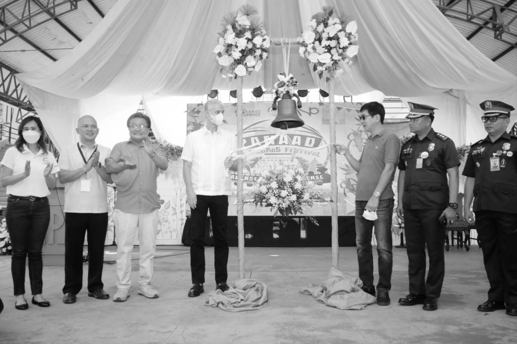 Negros Occidental Governor Eugenio Jose Lacson (fourth from left) rings the ceremonial bell which marks the official opening of the Panaad sa Negros Festival 2023 on Monday, April 17, 2023. (Negros Occidental provincial government photo)Negros Occidental Governor Eugenio Jose Lacson (fourth from left) rings the ceremonial bell which marks the official opening of the Panaad sa Negros Festival 2023 on Monday, April 17, 2023. (Negros Occidental provincial government photo)