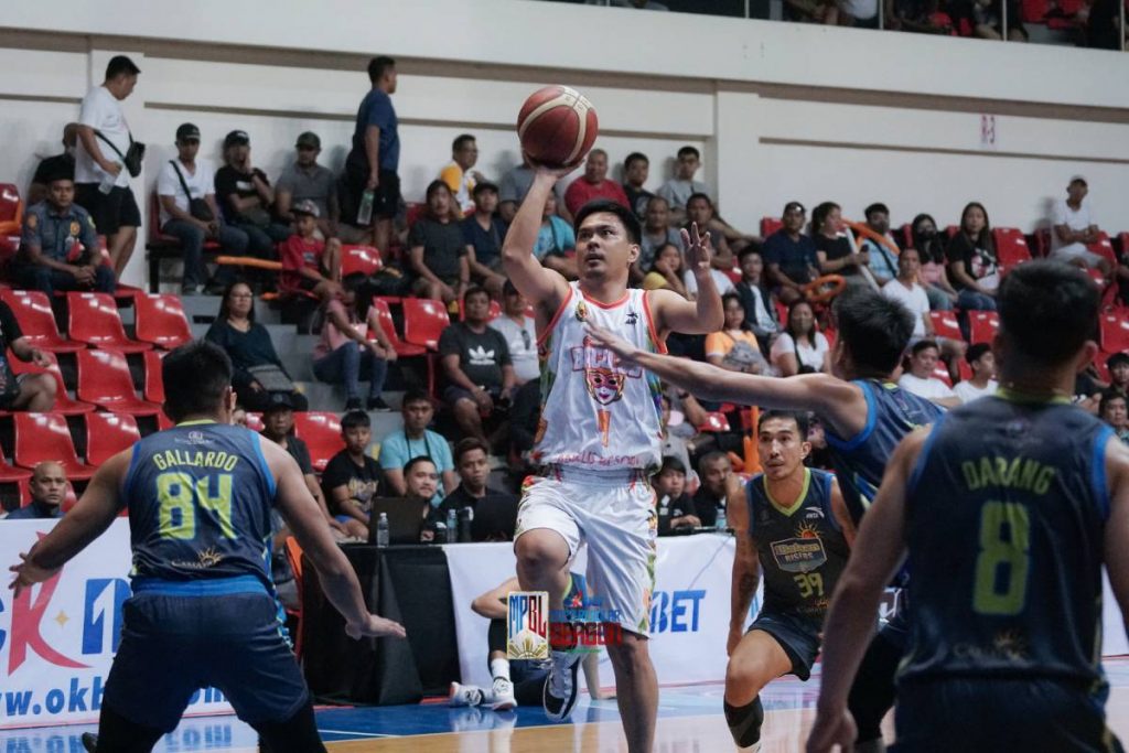 Bacolod City of Smiles’ Allan Mangahas goes for a floater. (MPBL photo)