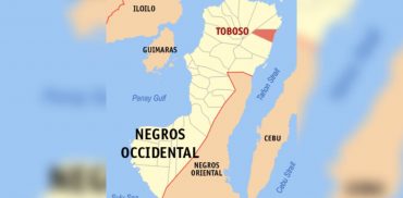 Children sing as the statue of the Blessed Virgin Mary is being paraded during the Encuentro at Sto. Niño Parish in Bacolod City’s Barangay Pahanocoy on Easter Sunday, April 9, 2023. Encuentro, the reenactment of the joyful reunion of sorrowful Mary and the resurrected Jesus, takes place before the first Easter Sunday Mass. (Sto. Niño Parish / SOCCOM photo)