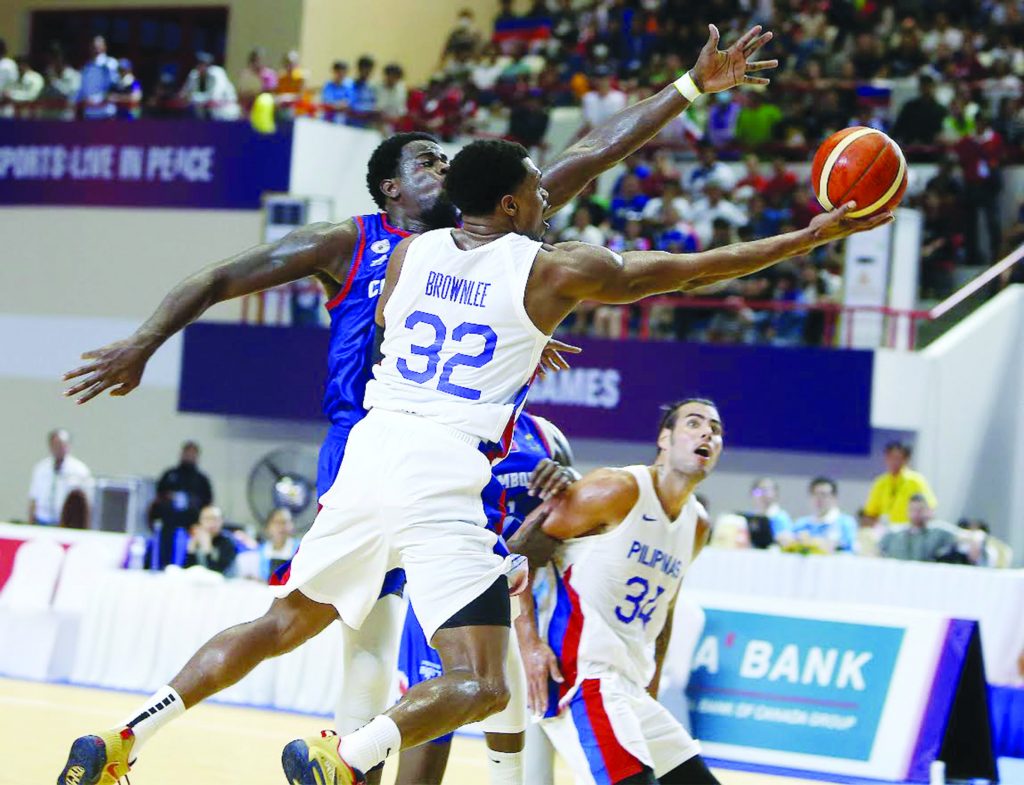 Gilas Pilipinas’ Justin Brownlee scoops for a layup as Cambodia’s Brandon Peterson tries to go for a block. (Photo courtesy of Philippine Media Pool)