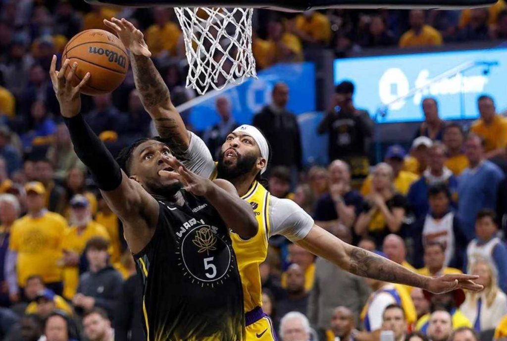 Golden State Warriors forward Kevon Looney (left) goes to the basket for two points as Los Angeles Lakers forward Anthony Davis defends during the second half of Game 1 in the NBA Western Conference semifinals at Chase Center in San Francisco, California on Tuesday, May 2, 2023. (John Mabanglo/EPA-EFE photo)