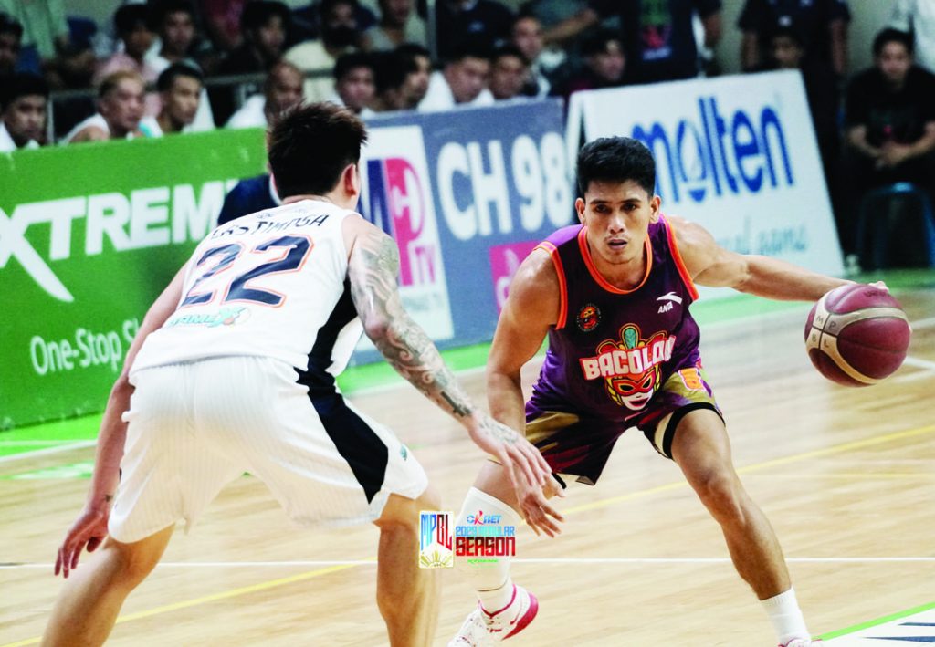 Bacolod City of Smiles’ Domark Matillano was tightly guarded by Imus SV Squad’s Carlo Lastimosa. (MPBL photo)