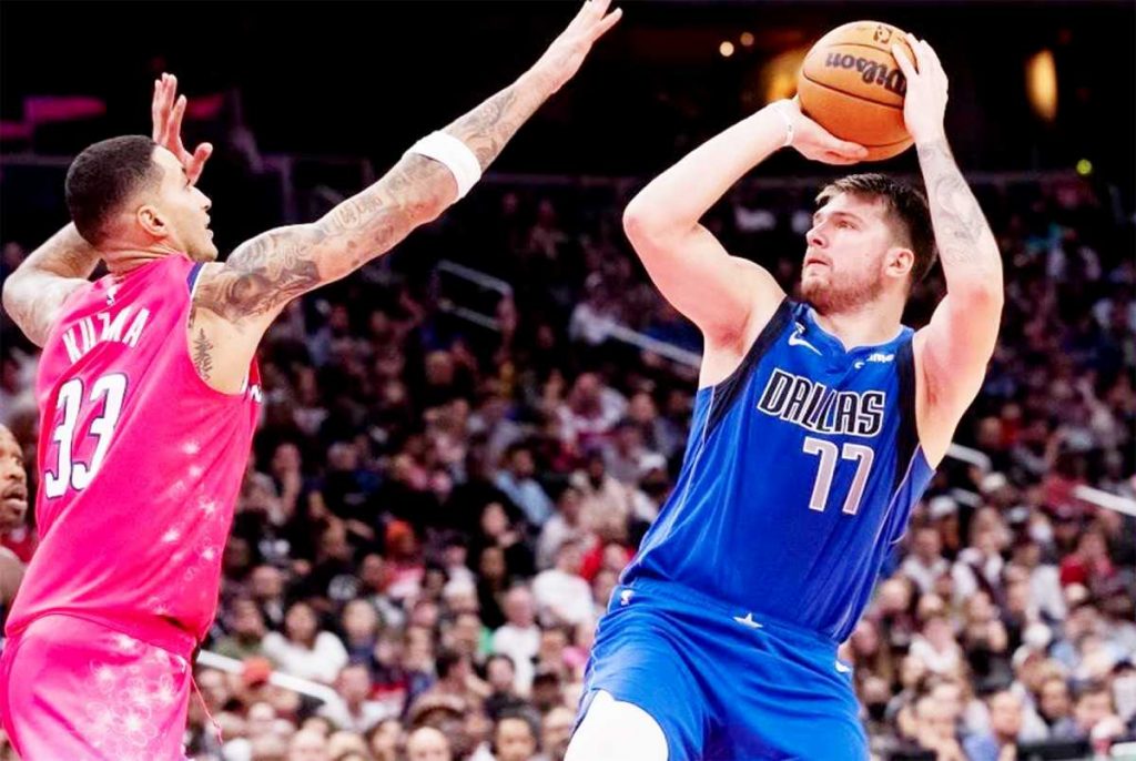 Dallas Mavericks guard Luka Doncic (right) shoots beside Washington Wizards forward Kyle Kuzma during the second half of the NBA basketball game between the Dallas Mavericks and Washington Wizards, at Capital One Arena in Washington DC. (EPA-EFE/Michael Reynolds photo)