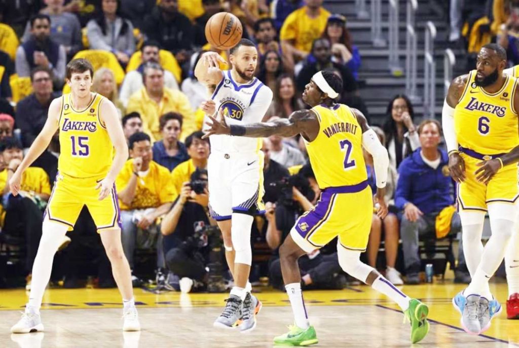 Golden State Warriors guard Stephen Curry passes against the Los Angeles Lakers in Game 5 of the NBA Western Conference semifinals at Chase Center in San Francisco, California. (John Mabanglo/EPA-EFE photo)