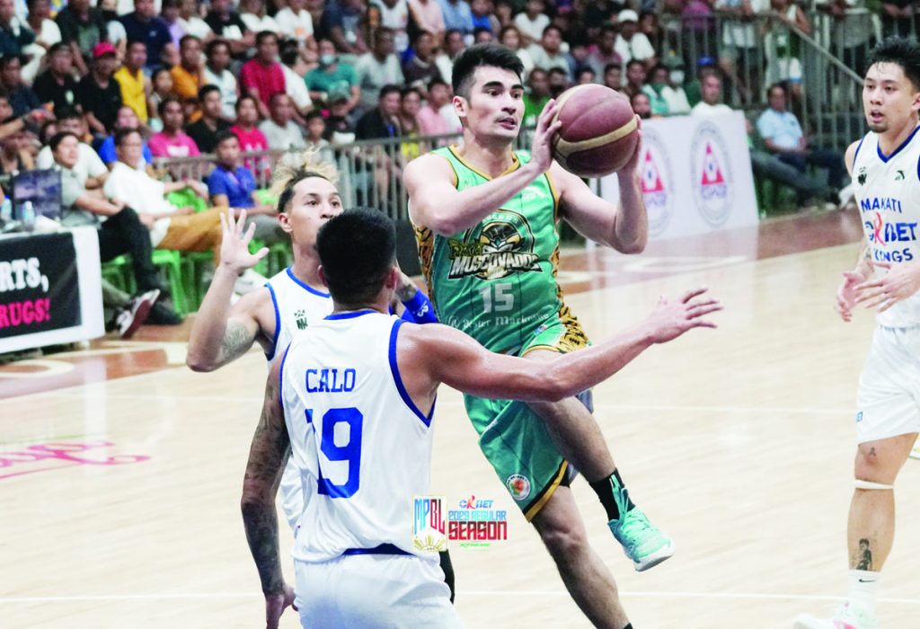 Robin Roño of Negros Muscovados looks to pass the ball after being defended by Makati OKBET Kings players. (MPBL photo)