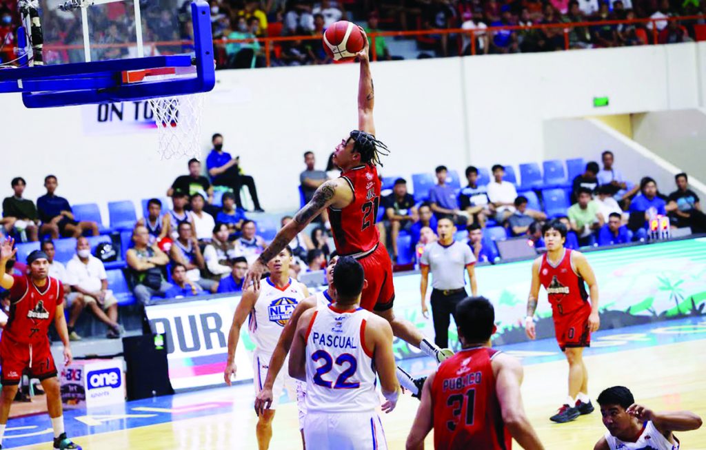 Blackwater Bossing’s Tyrus Hill soars for a one-handed dunk. (PBA photo)