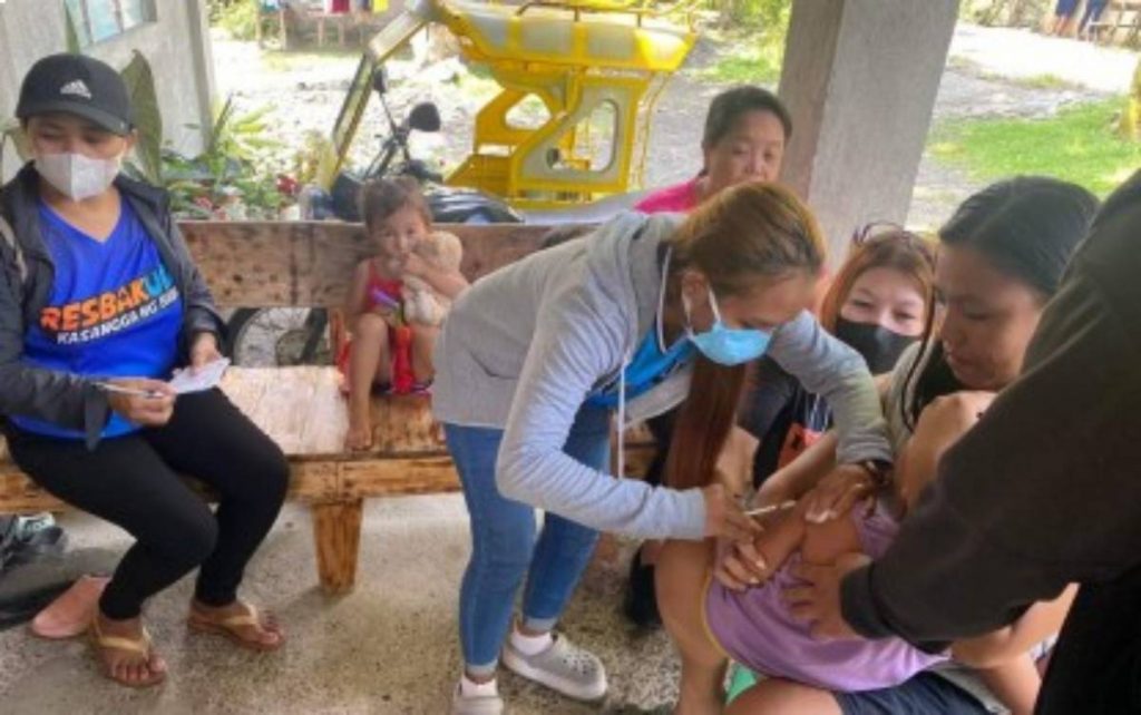 Health workers in Iloilo province’s Dueñas town conduct house-to-house vaccinations to reach out to children eligible to receive the Measles-Rubella and bivalent Oral Polio Vaccine (MR bOPV) on May 24, 2023. Negros Occidental has the highest number of vaccinated children with 196,488, or 88.2 percent of their target for the MR bOPV Supplemental Immunization Activity as of June 4, according to the regional health office. (Iloilo Provincial Health Office photo)